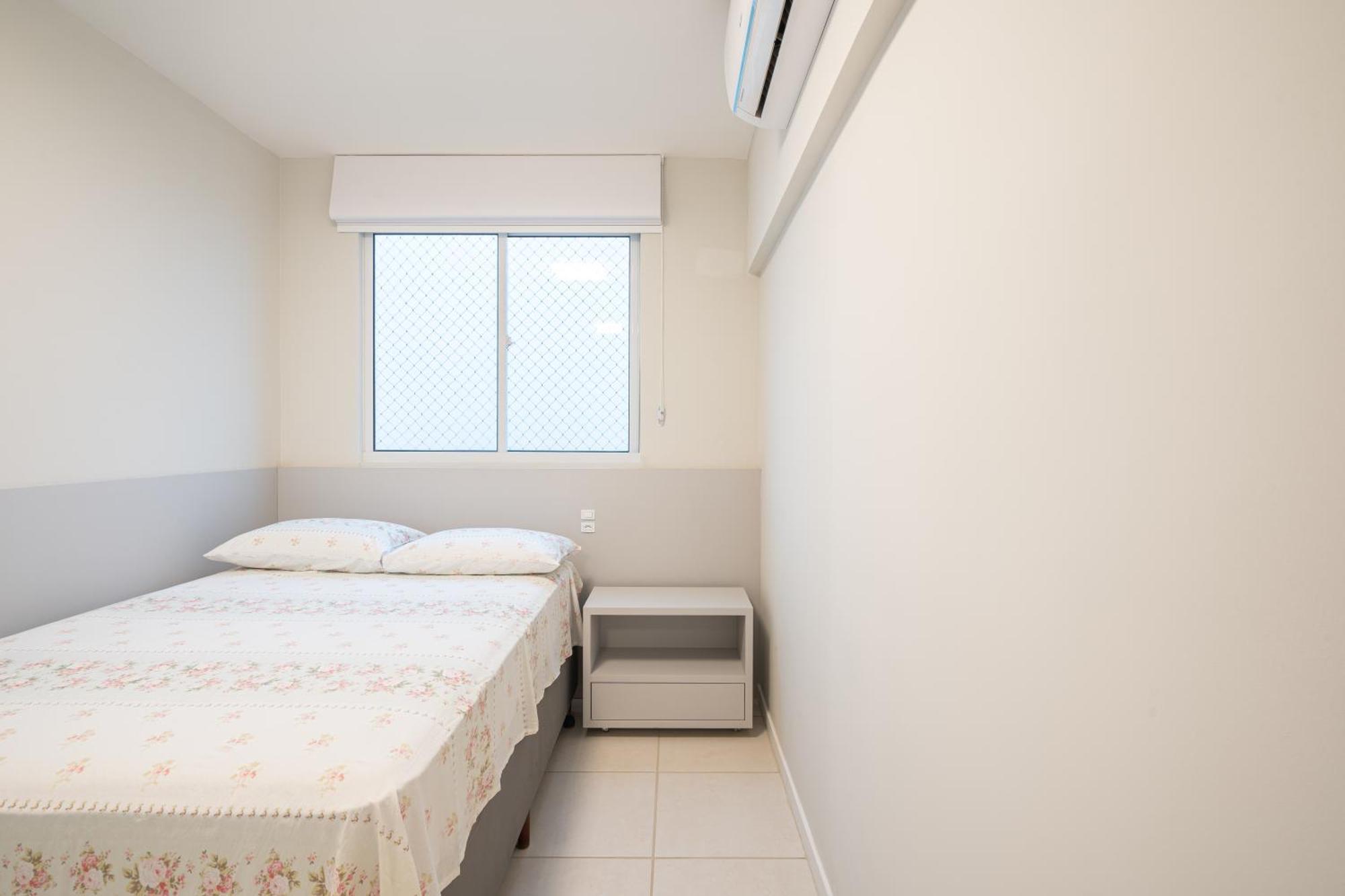 Apartamentos Piçarras: Beachfront Comfort with Pool and 24/7 Security Room photo